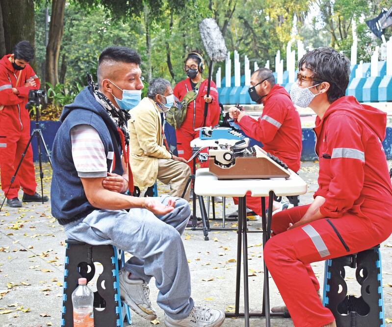 El año pasado, el proyecto consistió en que mecanógrafos escuchaban las historias de la gente para cambiar su final. CORTESÍA BORDERLINE TEATRO