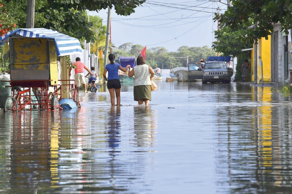 Los huracanes Katia y Franklin, así como el sismo del pasado 7 de septiembre dejaron afectaciones en al menos 25 mil 387 viviendas de Veracruz (YURI CORTEZ. AFP)