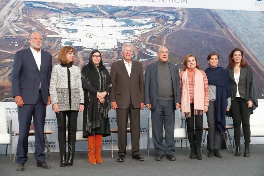 José Ángel Gurría, secretario general de la OCDE, junto con autoridades federales y del grupo aeroportuario, tras el segundo informe de avances del proyecto. (YADÍN XOLALPA. EL UNIVERSAL)