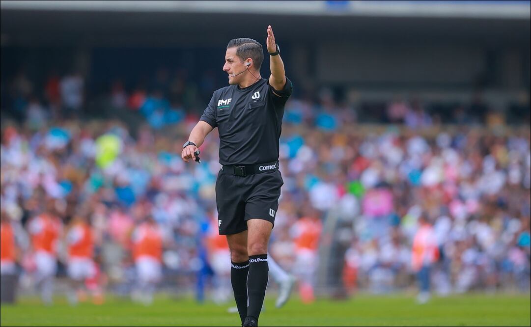 Mario Terrazas revisó una falta de Nathan Silva en el VAR y tras acudir a la pantalla informó a todo el estadio la decisión que había tomado - Foto: Imago7