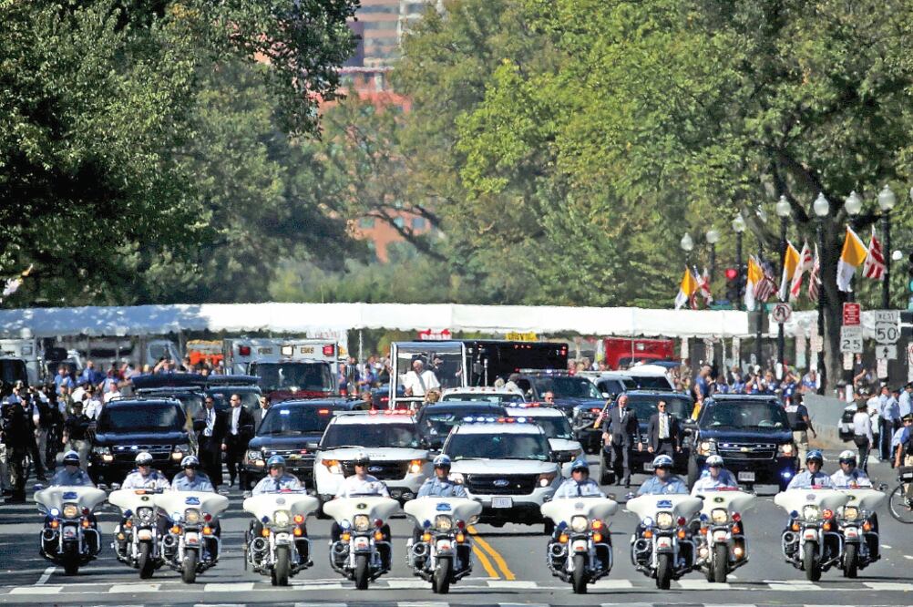 A bordo del papamóvil y escoltado por un fuerte dispositivo de seguridad, Francisco recorre la avenida Constitución de Washington, luego de su reunión en la Casa Blanca con el presidente Barack Obama (GARY CAMERON. REUTERS)