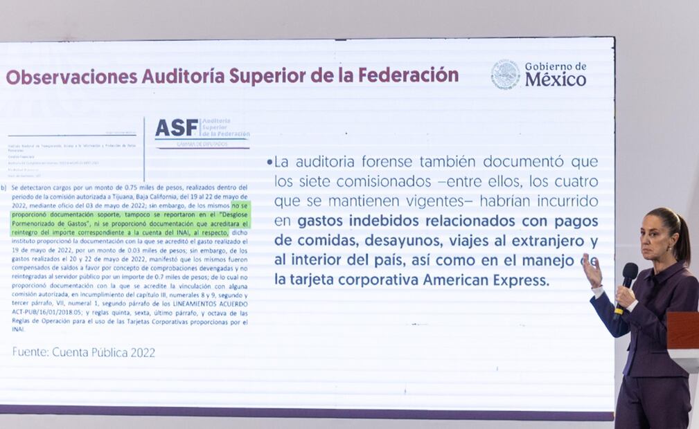La presidenta Sheinbaum Pardo rechazó que con la extinción del Inai esté en riesgo la estabilidad del país, por el contrario, aseguró que “habrá más transparencia, pero sin corrupción, nepotismo y malos manejos dentro de esa institución”. Foto: Hugo Salvador/EL UNIVERSAL