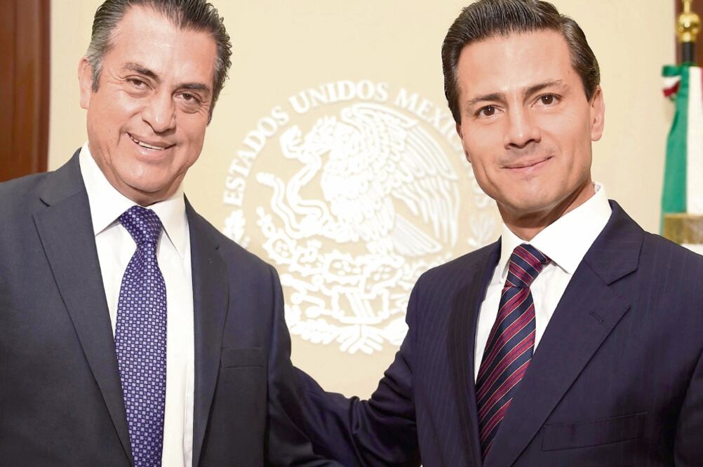El gobernador Jaime Rodríguez y el presidente Enrique Peña Nieto trataron temas como migración e impulso al Metro de Monterrey. En imagen de archivo tomada el año pasado, el jefe del Ejecutivo federal con el entonces mandatario electo (ARCHIVO)