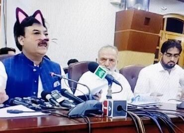 Político paquistaní aparece con un filtro de gato durante Facebook Live
