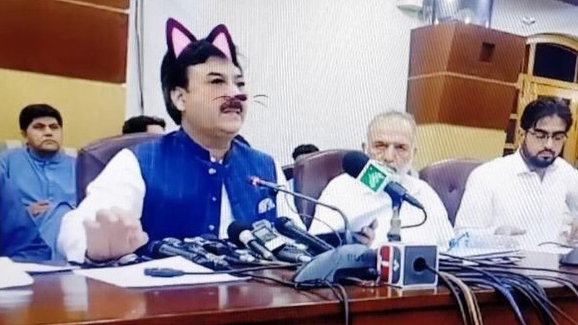 Shaukat Yousafzai lució un filtro de gato durante una conferencia de prensa el pasado viernes (Foto: Facebook/PTI)