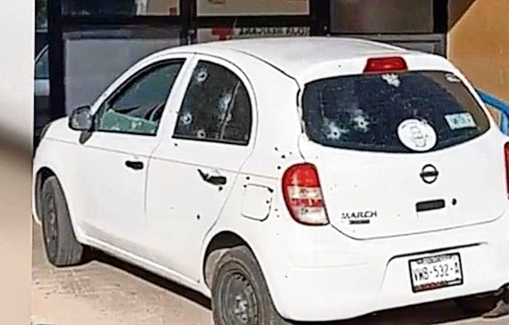 El periodista Federico Hans Hagelsieb fue baleado en su automóvil; tres
balas impactaron en su cuerpo, una en su pierna y otra en la espalda. Foto Especial