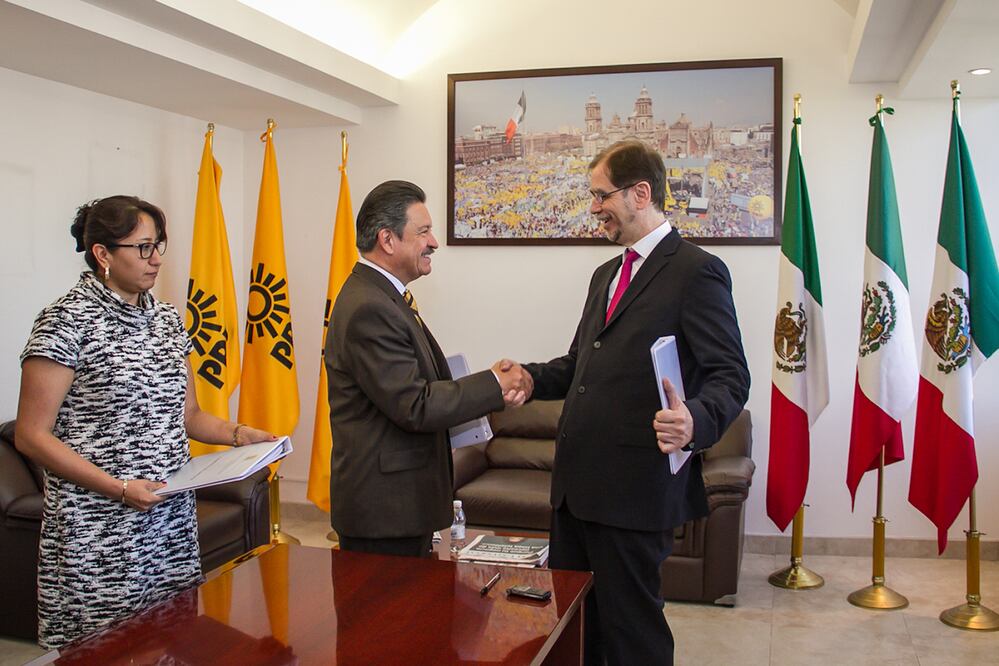 Navarrete entrega oficina del PRD a Basave