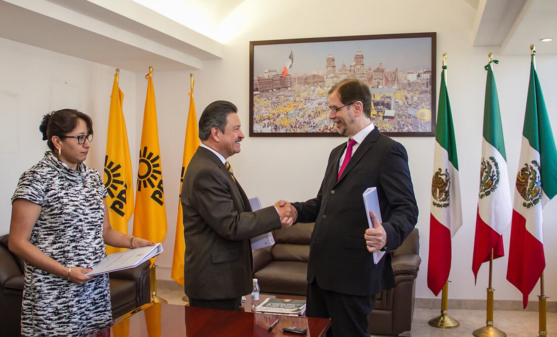 Navarrete entrega oficina del PRD a Basave