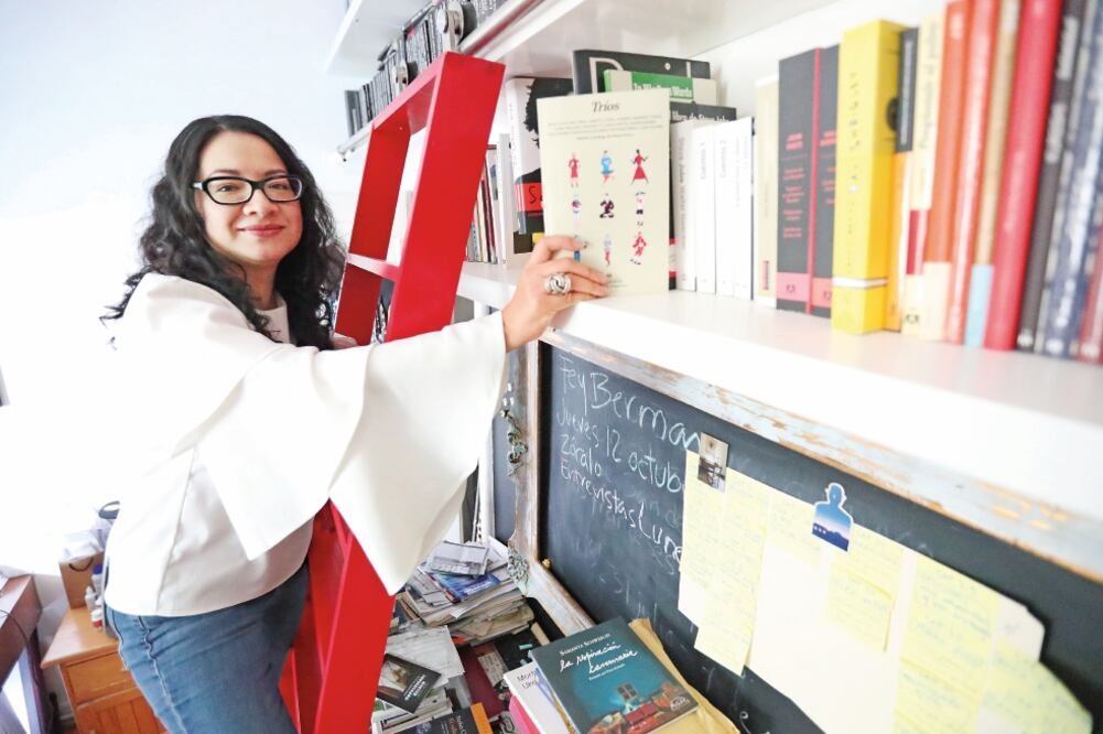 Paola Tinoco, a cargo de la edición y prólogo de Tríos, asegura que siempre se vive en triángulos (ARIEL OJEDA. EL UNIVERSAL)