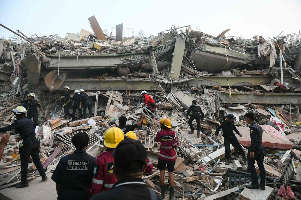 Rescatistas buscan sobrevivientes entre los escombros del derrumbe del edificio Sky Villa Condominium en Mandalay el 29 de marzo de 2025, un día después de que un terremoto azotara el centro de Myanmar. Foto: AFP