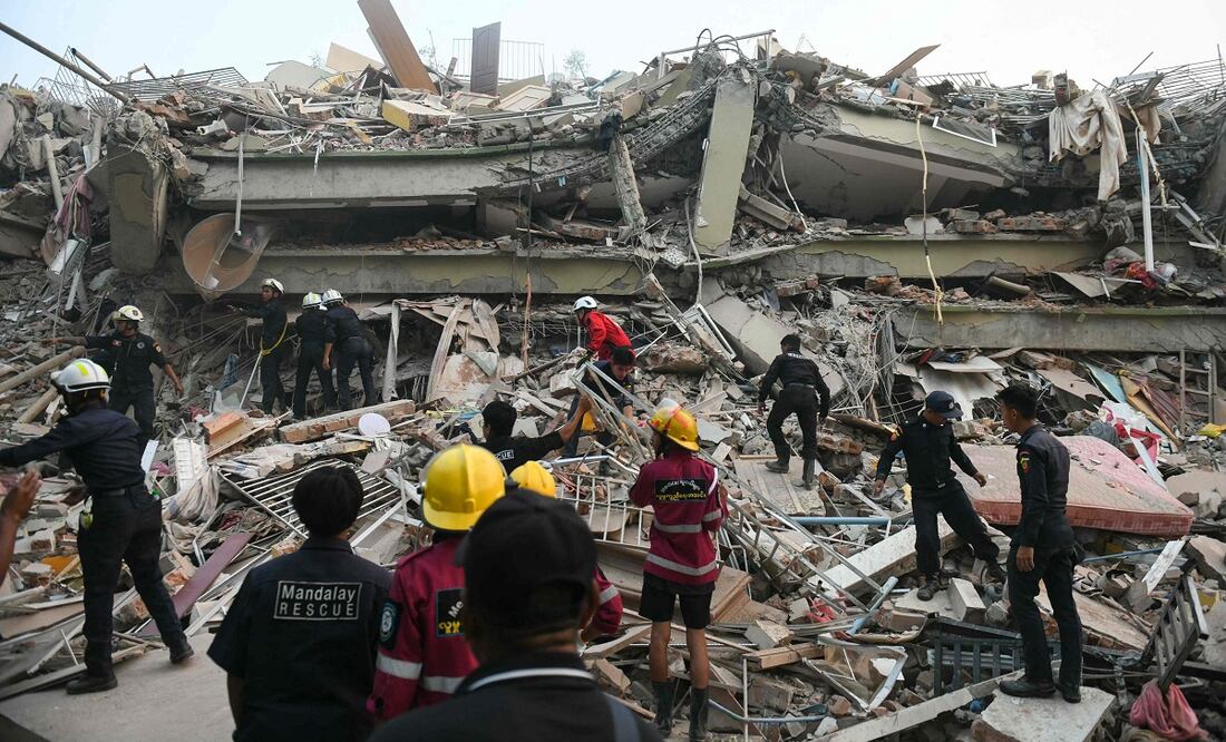 Rescatistas buscan sobrevivientes entre los escombros del derrumbe del edificio Sky Villa Condominium en Mandalay el 29 de marzo de 2025, un día después de que un terremoto azotara el centro de Myanmar. Foto: AFP