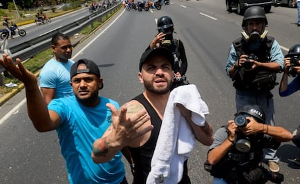 Cantante Nacho, afectado por gas lacrimógeno en protesta en Venezuela