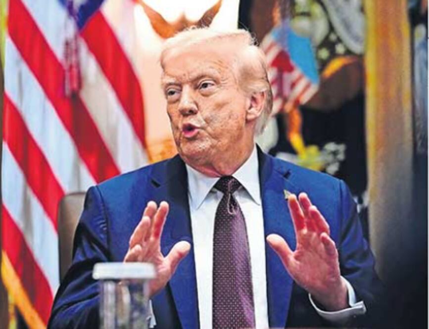 Donald Trump responde a un periodista después de una reunión con su equipo de gobierno en la Sala del Gabinete de la Casa Blanca (26 de agosto de 2025). Crédito: Efe.