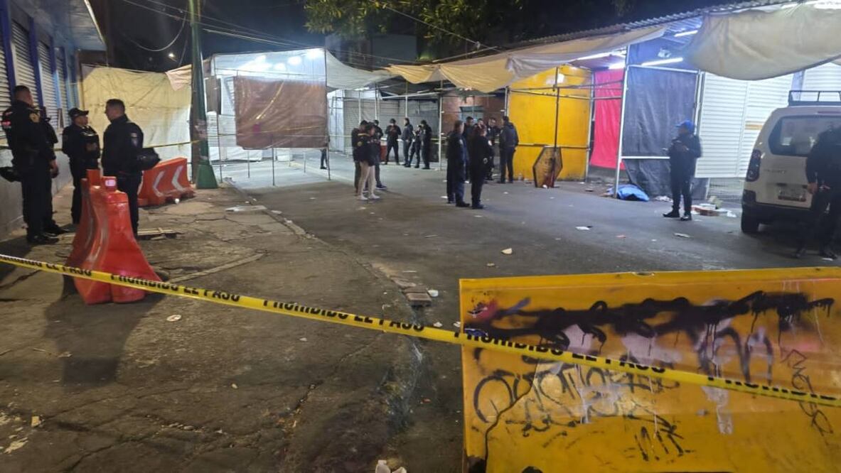 Autoridades revisan las cámaras del C5 con el fin de dar con los responsables. Foto: Especial