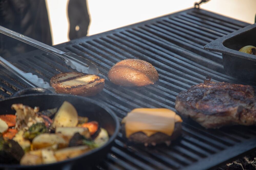 Haz tus propias hamburguesas y Rib Eye a la parrilla / Foto: Cortesía Solmar Hotels & Resorts