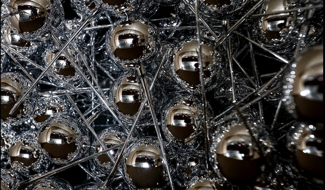 Mientras pinta un lote de productos comenta que al día producen alrededor de 500 esferas y para el final del año la cifra asciende a cerca de medio millón. Fotos: Gabriel Pano/EL UNIVERSAL