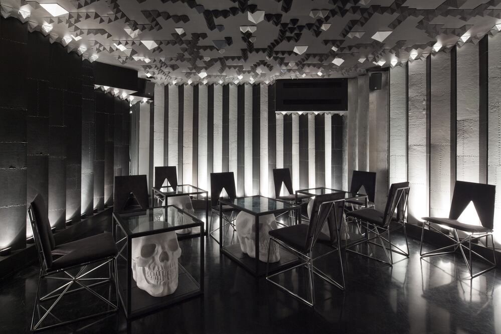 Jules Basement es un bar speakeasy, cuyas mesas están decoradas con grandes cráneos. (Foto: Cortesía)