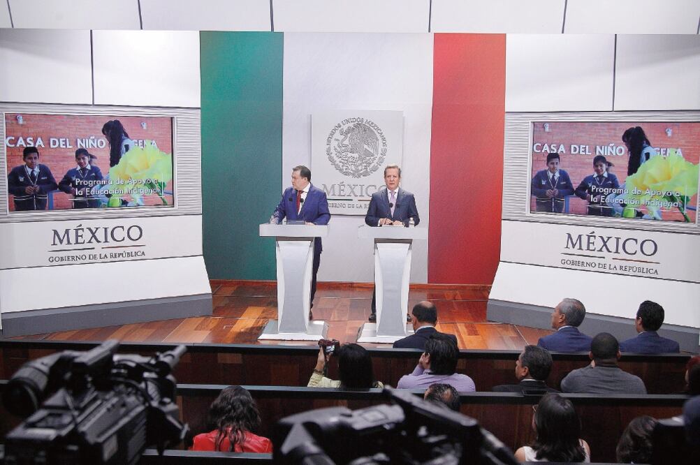 El vocero del gobierno federal Eduardo Sánchez (der.) aseguró que expertos avalan la construcción del nuevo aeropuerto en el lago de Texcoco (JOSÉ PAZOS. NOTIMEX)