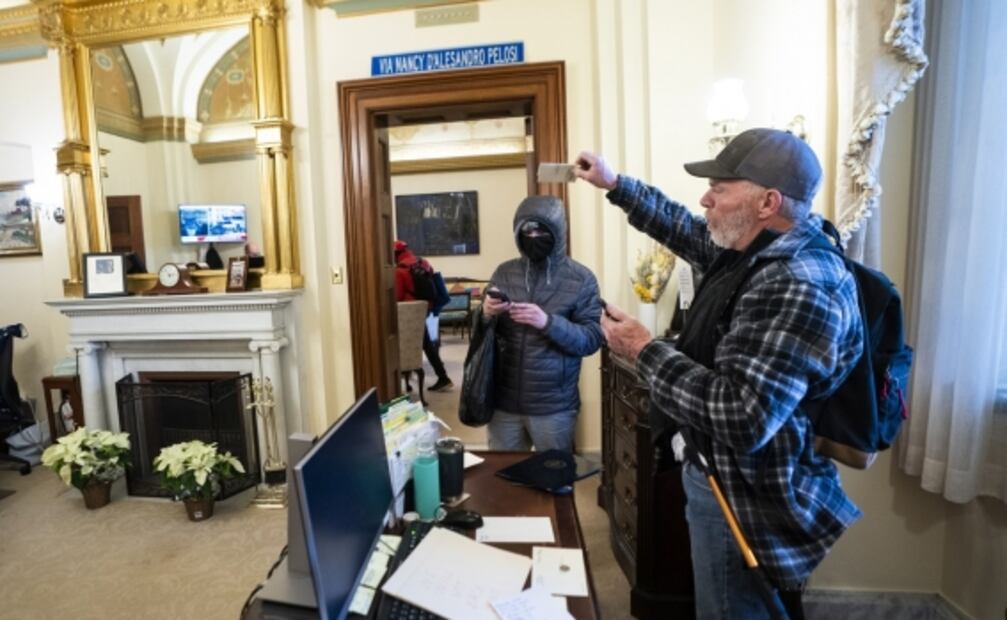 Detienen a hombre que irrumpió en Capitolio y se fotografió en oficina de Nancy Pelosi 