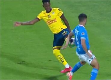 Semifinales del Clásico Joven arranca con polémica; posible mano de Erik Lira enciende CU