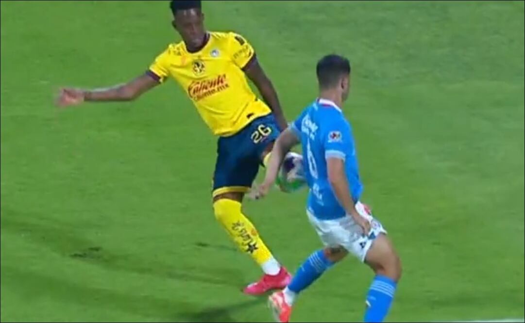 La mano de Erik Lira que reclama el América / Foto: Especial