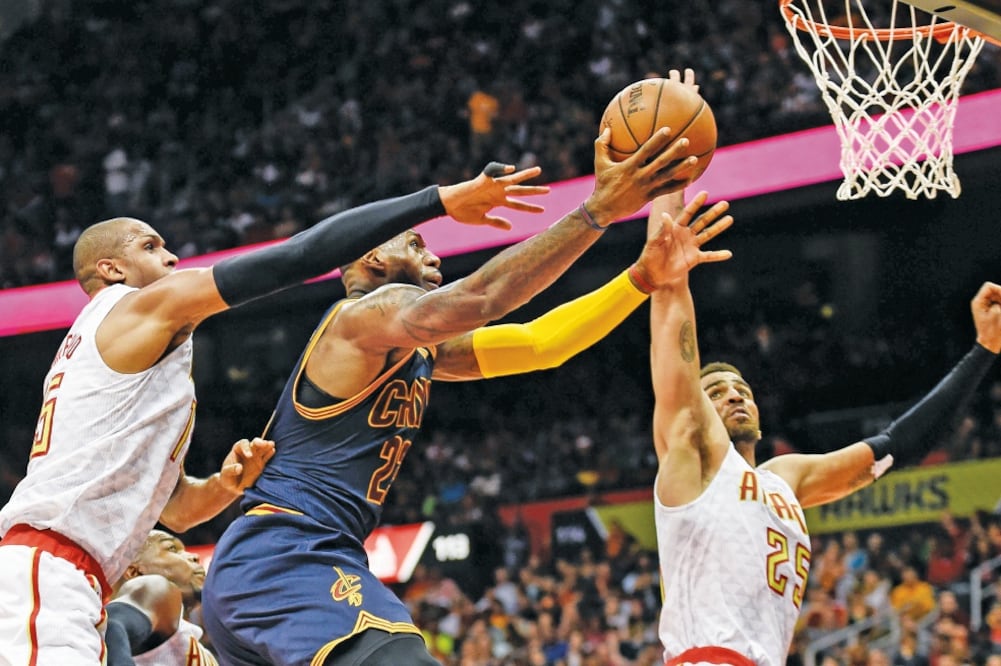 LeBron James terminó con 21 puntos, 10 rebotes y nueve asistencias (DALE ZANINE. USA TODAY SPORTS)