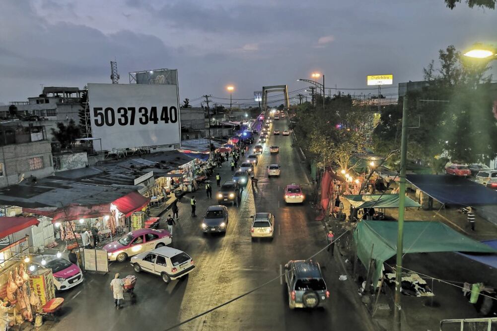 La policía capitalina resguarda Anillo Periférico antes de Calle 7 para evitar que el transporte de carga se estacione e impida el paso a los automóviles. Foto: EDUARDO HERNÁNDEZ. EL UNIVERSAL