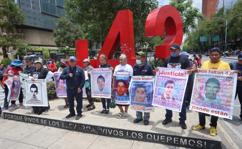 Padres y madres de los estudiantes desaparecidos de Ayotzinapa en el Antimonumento de los 43 este 12 de junio. Foto: Luis Camacho / EL UNIVERSAL