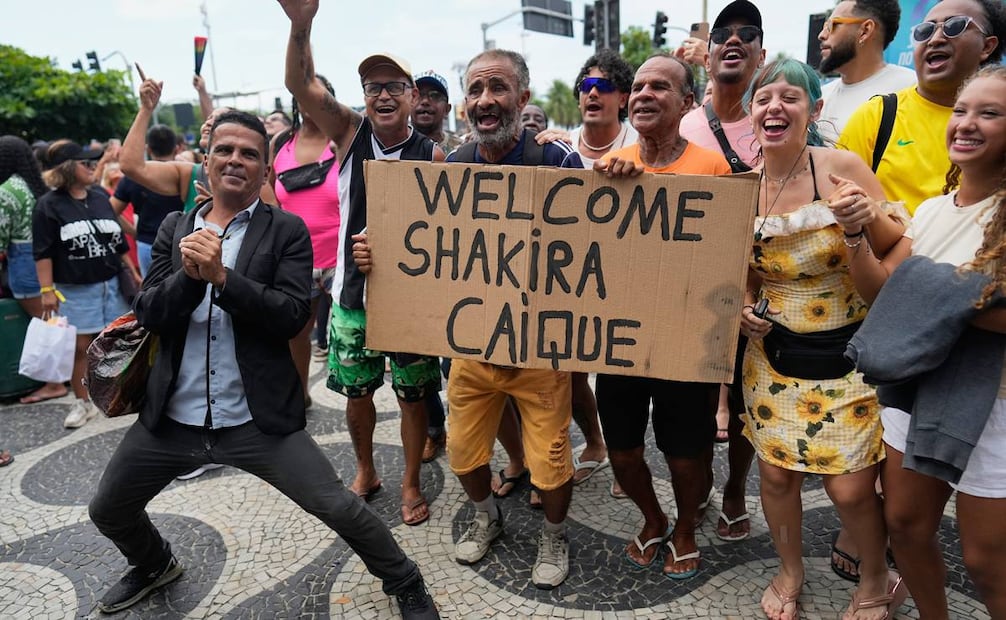 Fans de la cantante colombiana Shakira se congregan a las afueras del Copacabana Palace, donde se hospeda en Río de Janeiro, el viernes 1 de mayo de 2026, un día antes de su concierto gratuito. 
Foto AP/Silvia Izquierdo.
