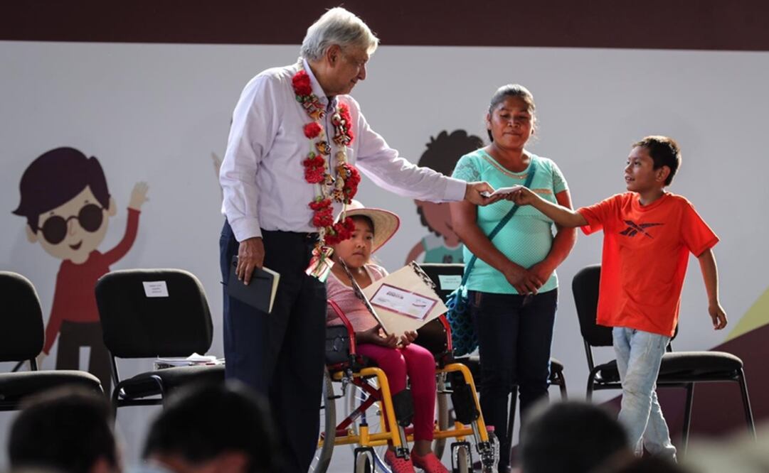 AMLO presentó en compañía de María Luisa Albores de la secretaria de Bienestar el programa pensión para el bienestar de las personas con discapacidad en la montaña de Guerrero. Foto: Juan Carlos Reyes