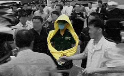 La historia real que inspiró a "El asesino del impermeable", una escalofriante serie de Netflix