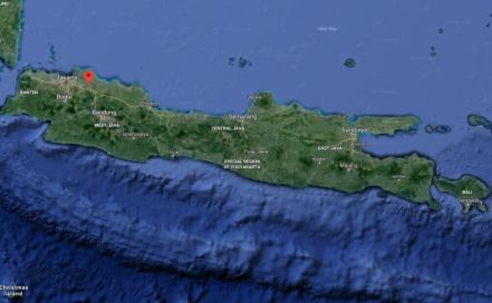 Video. Nada en mar de Indonesia repleto de basura