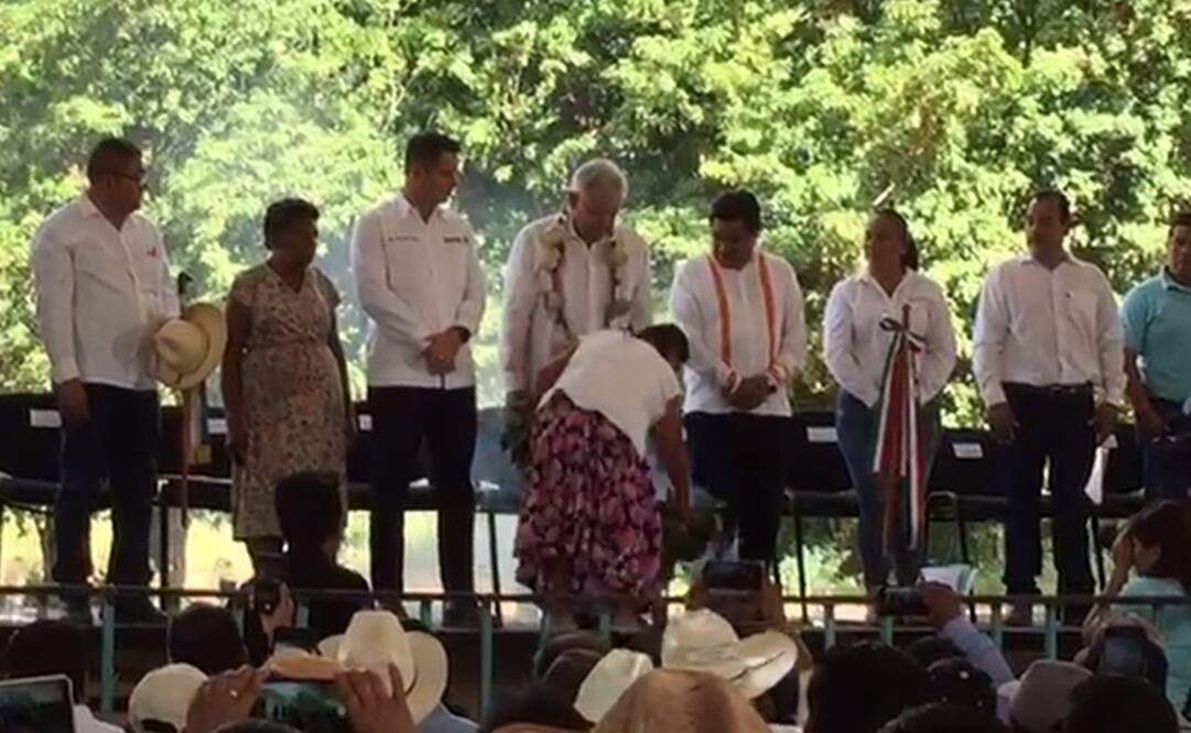 El presidente ante representantes de los pueblos cuicateco, chinateco, mixteco, mazateco, náhuatl y afroamericano. Foto: captura de pantalla