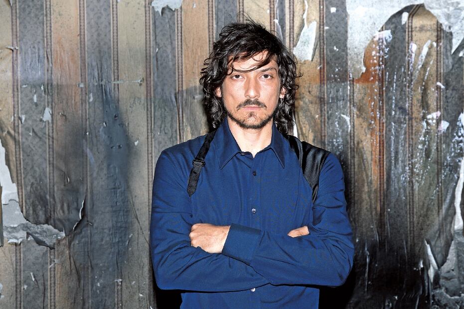 León no cree en un dios o una figura divina, tampoco en ningún dogma, pero sí en que existe algo más allá de lo tangible, algo etéreo que lo sana cuando compone o sube al escenario. (ARCHIVO. EL UNIVERSAL)