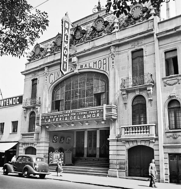 Cine Balmori, 1944; a su lado, parte del letrero de Fábrica de Muebles “Cuauhtémoc”. Se ubicó ahí durante casi cinco décadas. Foto: ESPECIAL/Juan Guzmán.