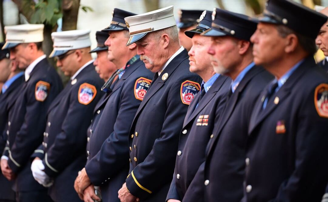 Bomberos del departamento de Nueva York rinden luto a sus compañeros fallecidos a causa de enfermedades desarrolladas por el atentando del 2001. Foto: X @FDNY