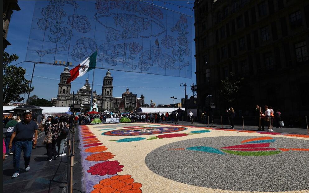 El tapete monumental que se ha instalado en el Zócalo capitalino mide 10 metros de ancho y 45 de largo y está elaborado con 80 por ciento de maíz natural. Foto: Berenice Fregoso/EL UNIVERSAL