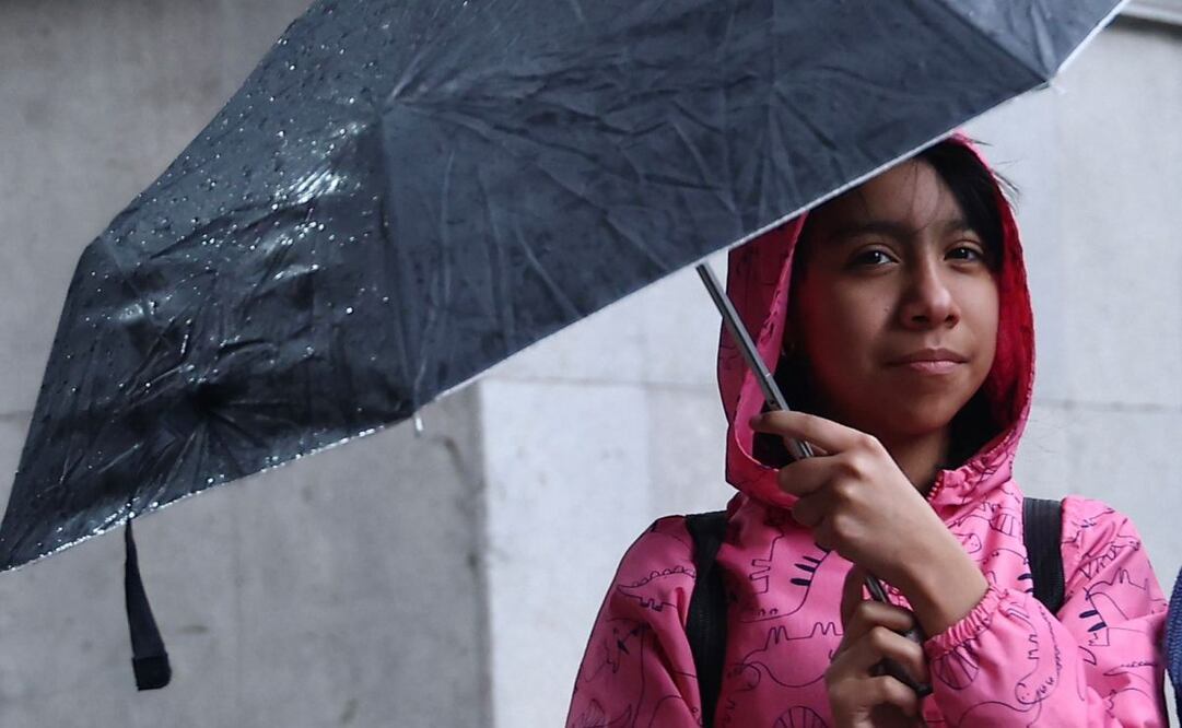 Sorprende lluvia a capitalinos. Foto: Berenice Fregoso EL UNIVERSAL