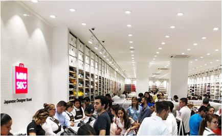 Slim va de compras y se queda con la tercera parte de Miniso 