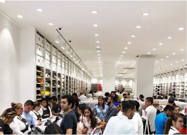 Slim va de compras y se queda con la tercera parte de Miniso