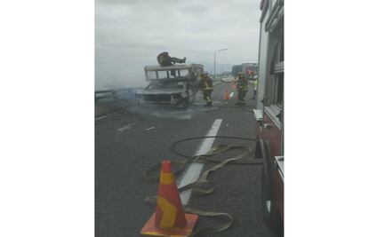 Bomberos atienden incendio de vehículo en el segundo piso de Periférico 