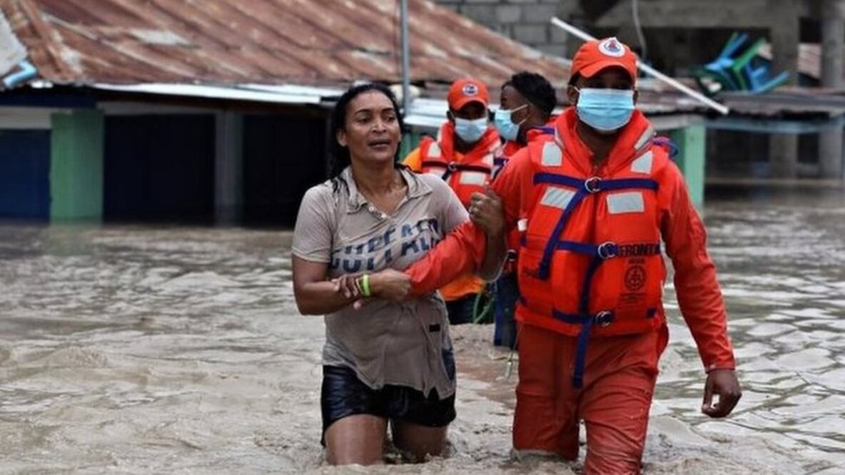 La defensa civil de República Dominicana rescata a una mujer tras las inundaciones causadas por la tormenta Laura (Foto: Reuters)