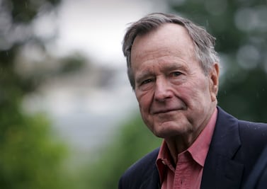 George H. W. Bush llama "fanfarrón" a Trump; confirma que votó por Clinton