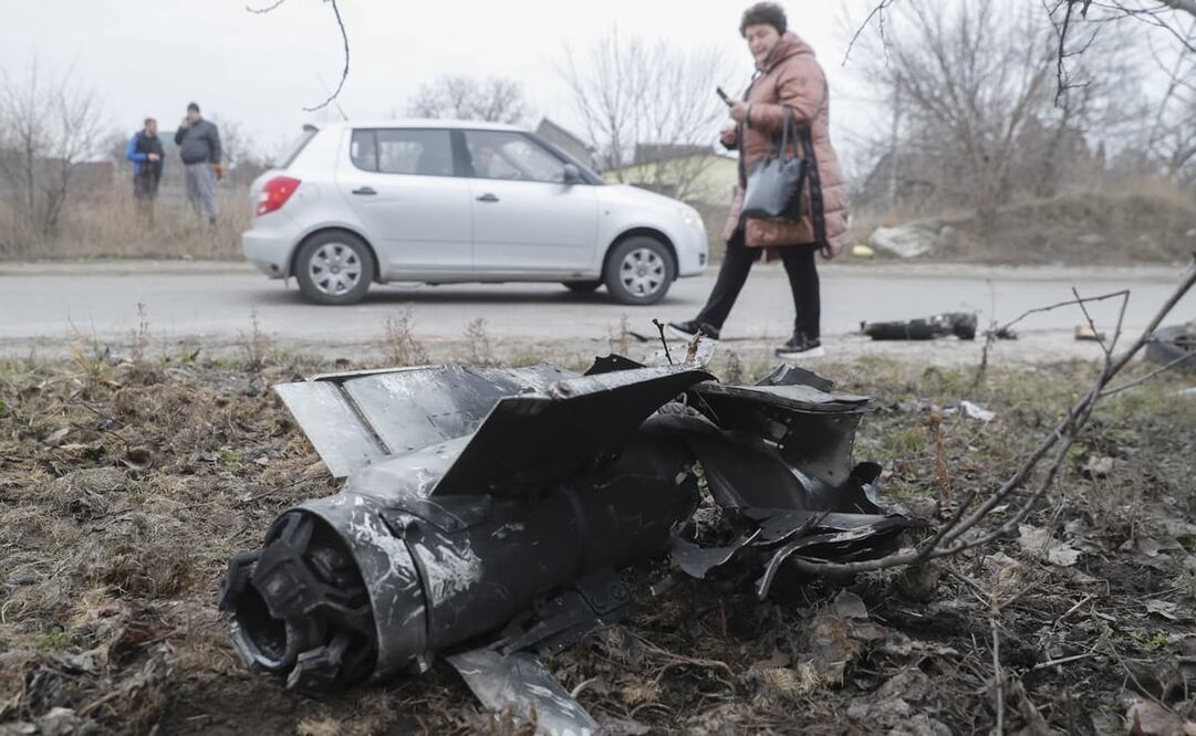 Una mujer observa los restos de un cohete en la calle después de un bombardeo nocturno en Kiev. Foto: Sergey Dolzhenko. EFE