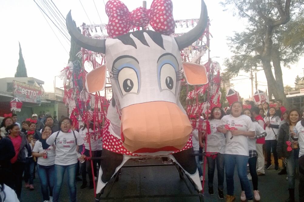 Fueron 38 toritos pirotécnicos —16 monumentales y 22 pequeños— los que recorrieron las calles de Melchor Ocampo como parte de las festividades de la Divina Providencia y por la noche su carga fue quemada en la Plaza Juárez (JUAN M. BARRERA. EL UNIVERSAL)