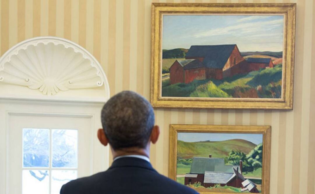 Barack Obama frente a los cuadros "Cobb's Barns, South Truro" y "Burly Cobb's House, South Truro", ambos de Edward Hopper, que penden en el Oficina Oval. (FOTO: Chuck Kennedy / Casa Blanca)