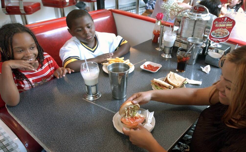 Las hamburguesas y las malteadas no son un estereotipo, sino alimentos que de verdad están presentes en cualquier diner. Foto: AP Photo/Jacqueline Larma.