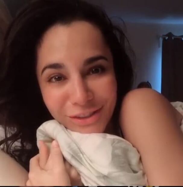 Martha Higareda se muestra en la cama sin maquillaje 