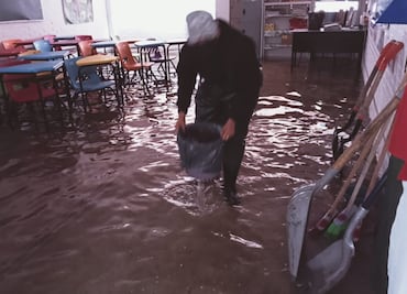 Se inunda primaria en Rinconada de Aragón en Ecatepec; padres de familia bloquean avenida Central
