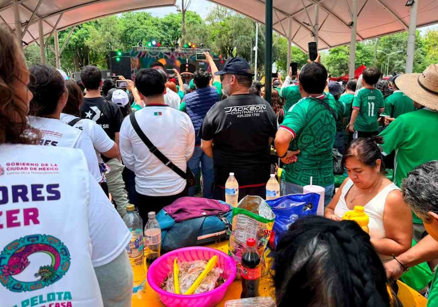 Llegó el intermedio y las personas aprovecharon para comprar algo de comer en los puestos improvisados de chicharrones. Foto: Arturo Ordaz Díaz / EL UNIVERSAL
